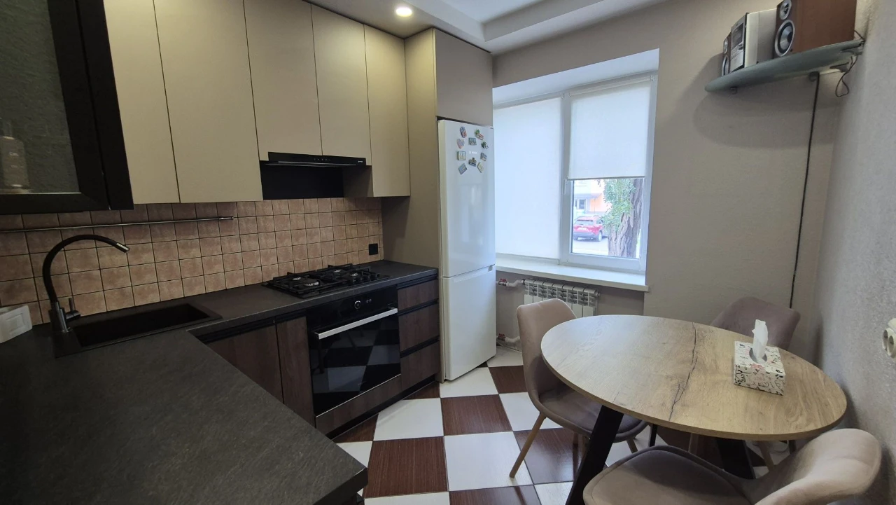 Продаж 2-кімнатної квартири 57 кв. м з ремонтом та меблями в