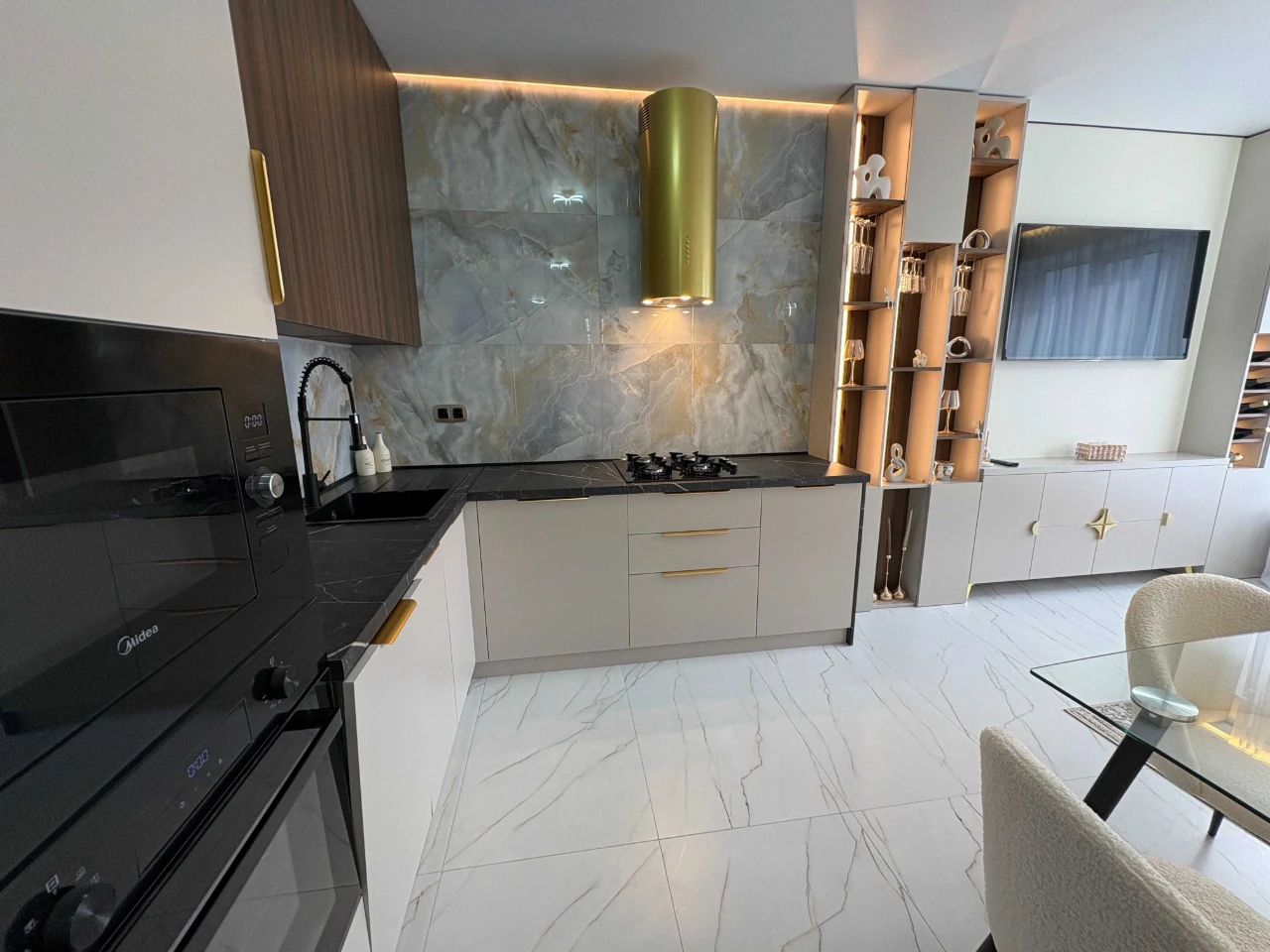 Sale of a 2-bedroom apartment renovated near the waterfront