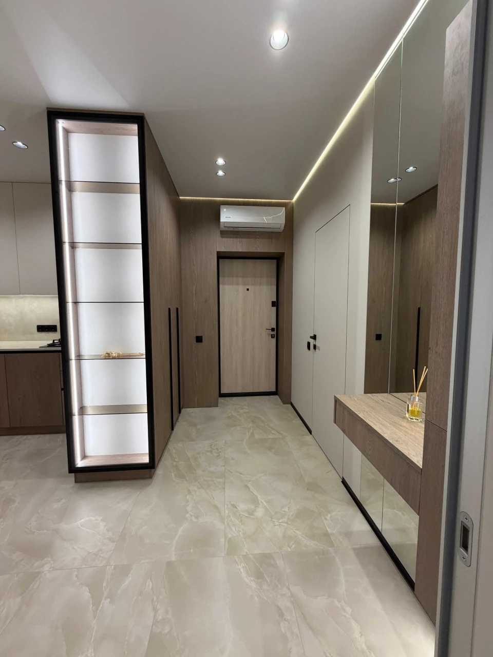 Продаж квартири з якісним ремонтом, з шикарним видом, повніс