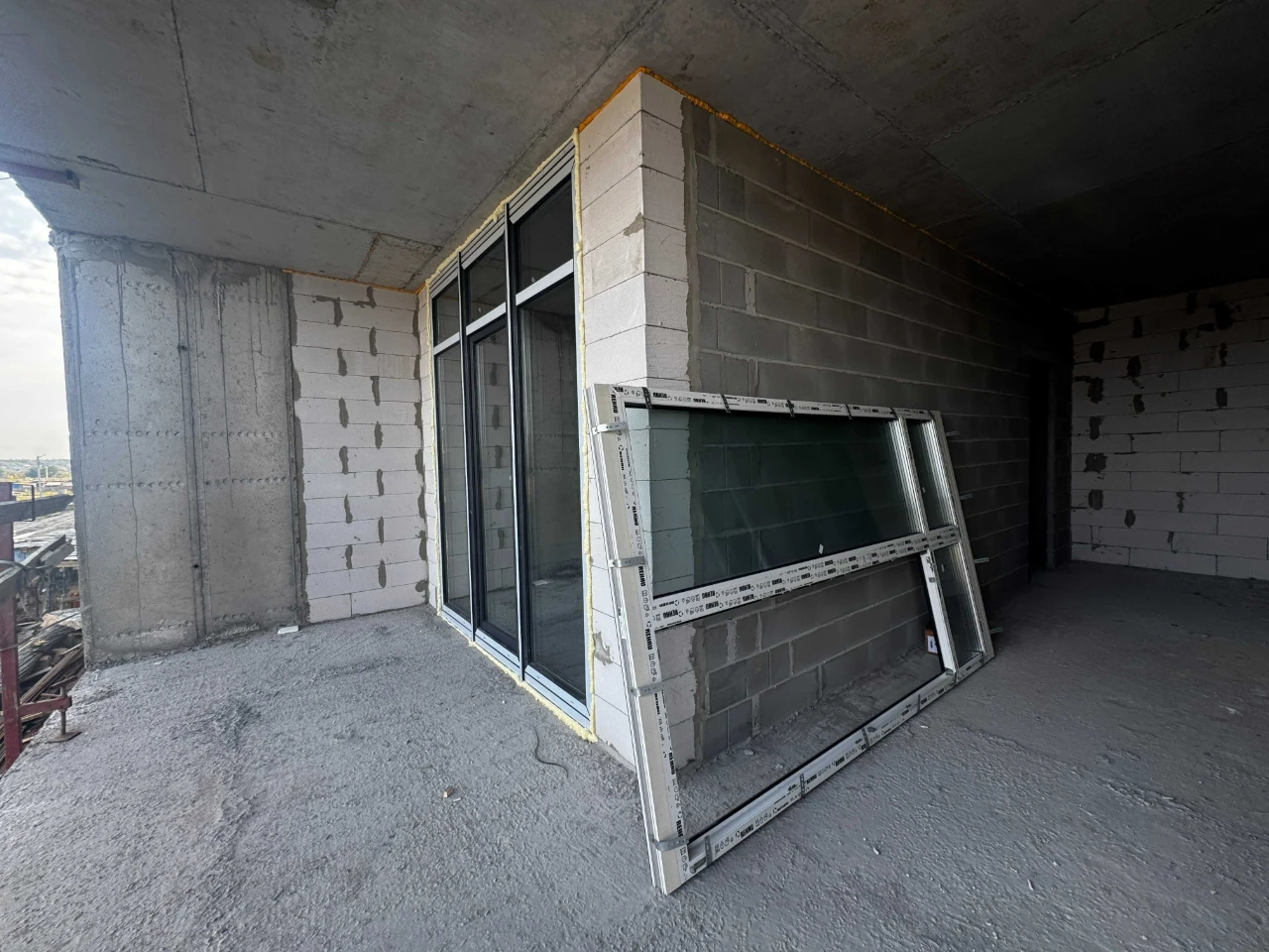 Apartment under YESOLIU. Building with shelter. Closed two