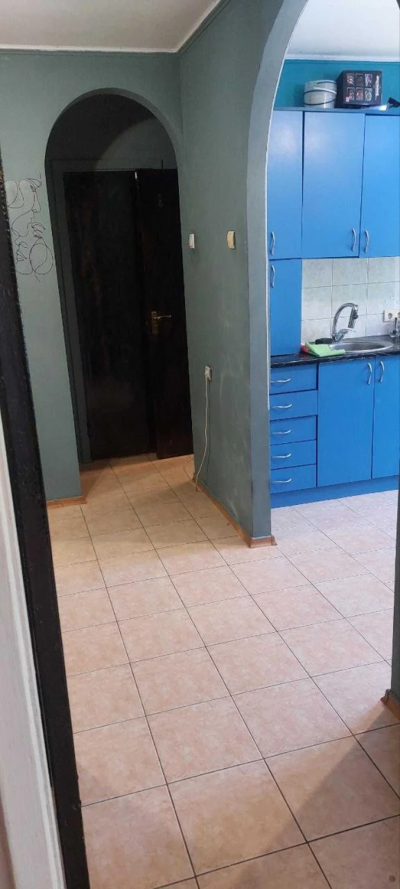 No Commission! Bright One-Bedroom Apartment with Fixtures