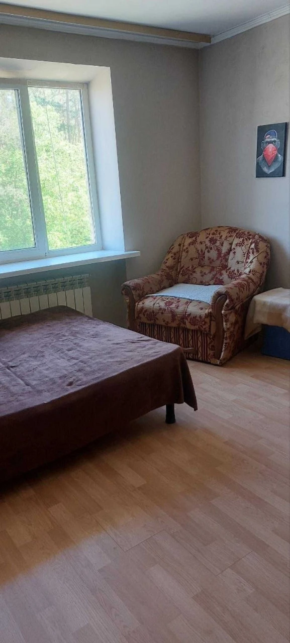 No Commission! Bright One-Bedroom Apartment with Fixtures