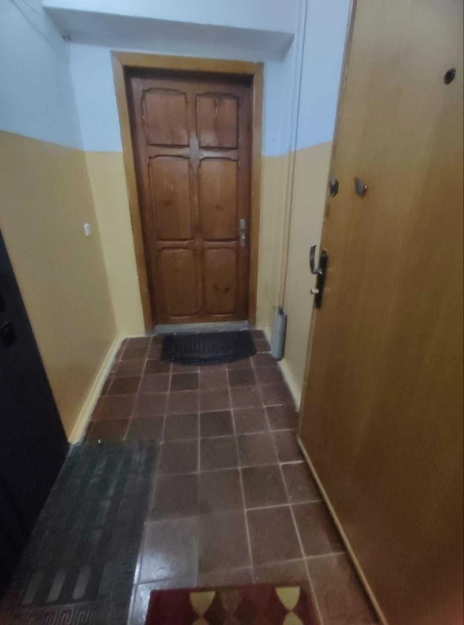 No Commission! Bright One-Bedroom Apartment with Fixtures