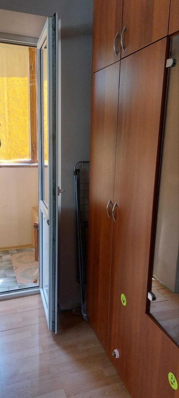 No Commission! Bright One-Bedroom Apartment with Fixtures
