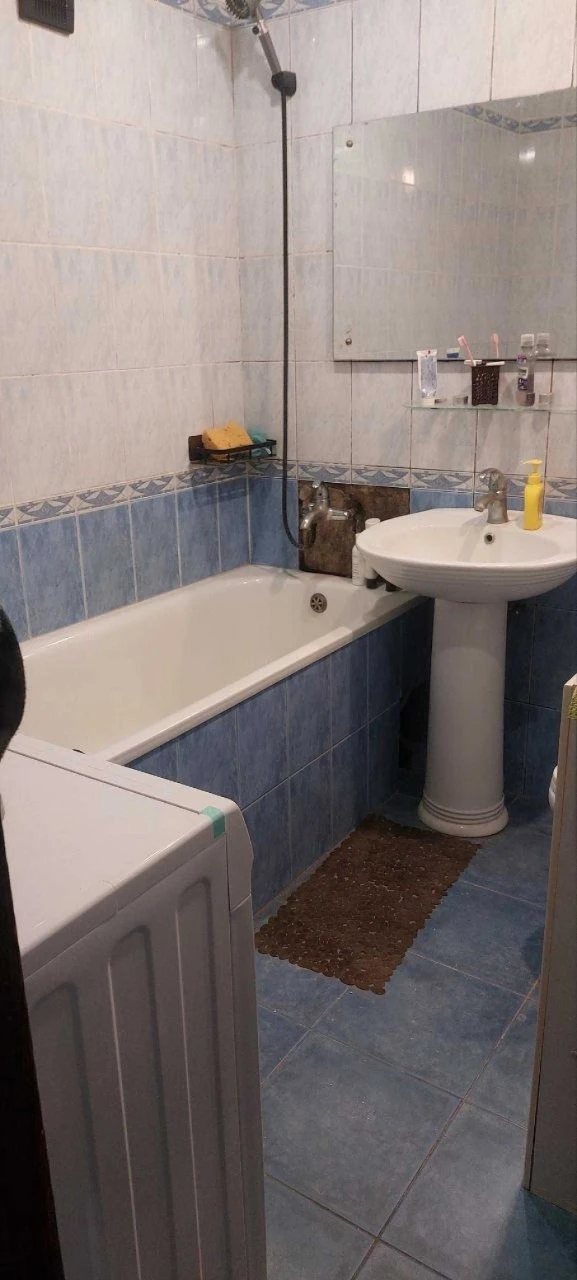 No Commission! Bright One-Bedroom Apartment with Fixtures