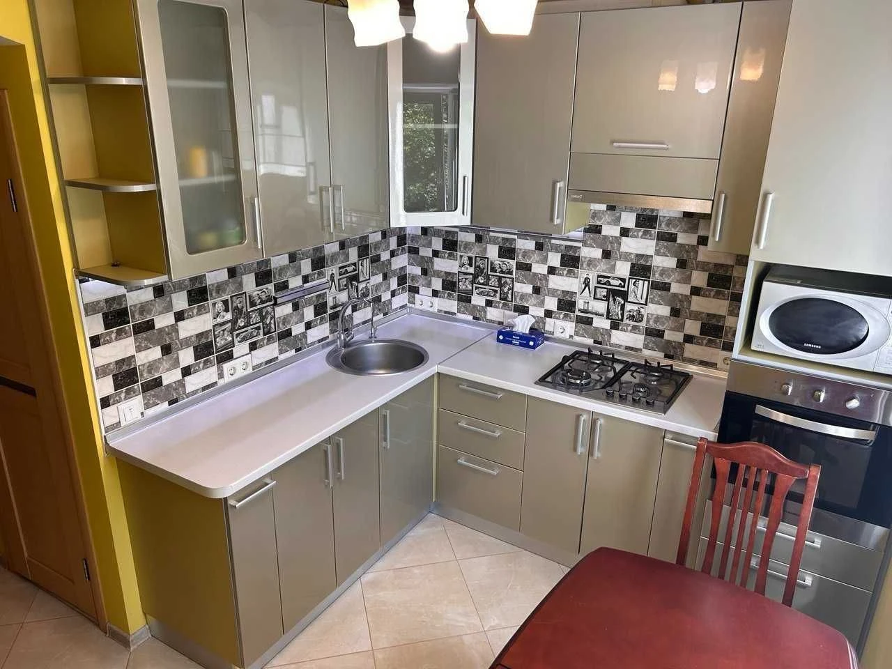 NO COMMISSION! One-bedroom apartment with neat renovation. Exit