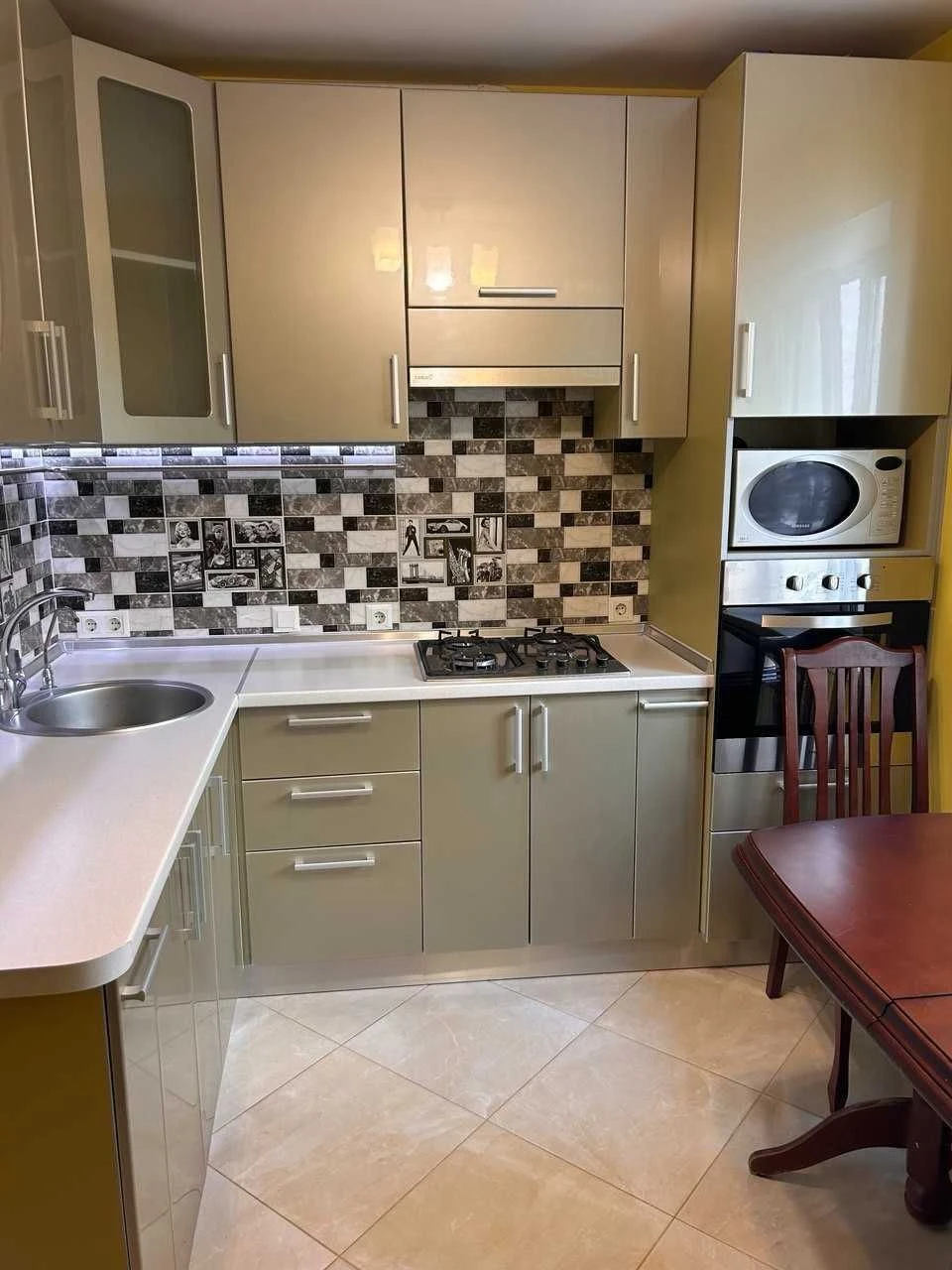 NO COMMISSION! One-bedroom apartment with neat renovation. Exit