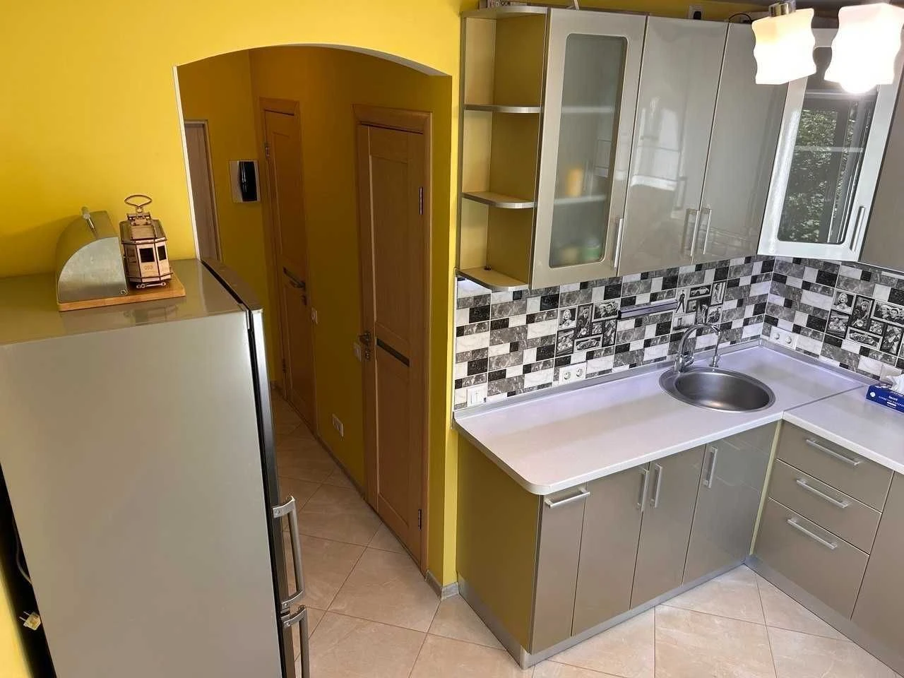 NO COMMISSION! One-bedroom apartment with neat renovation. Exit