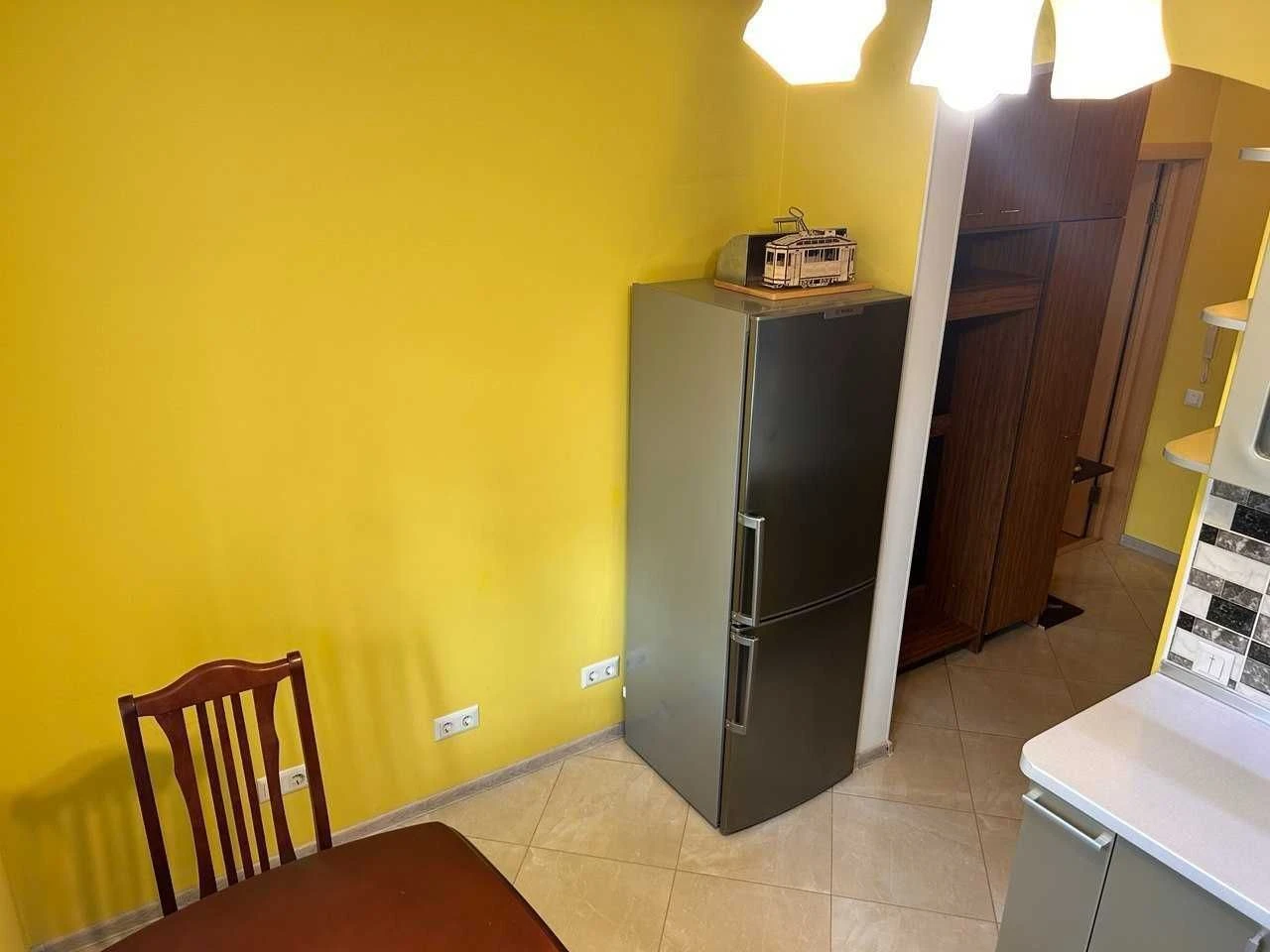 NO COMMISSION! One-bedroom apartment with neat renovation. Exit
