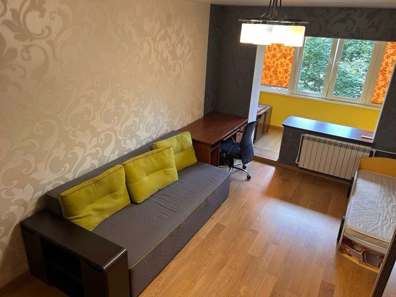 NO COMMISSION! One-bedroom apartment with neat renovation. Exit