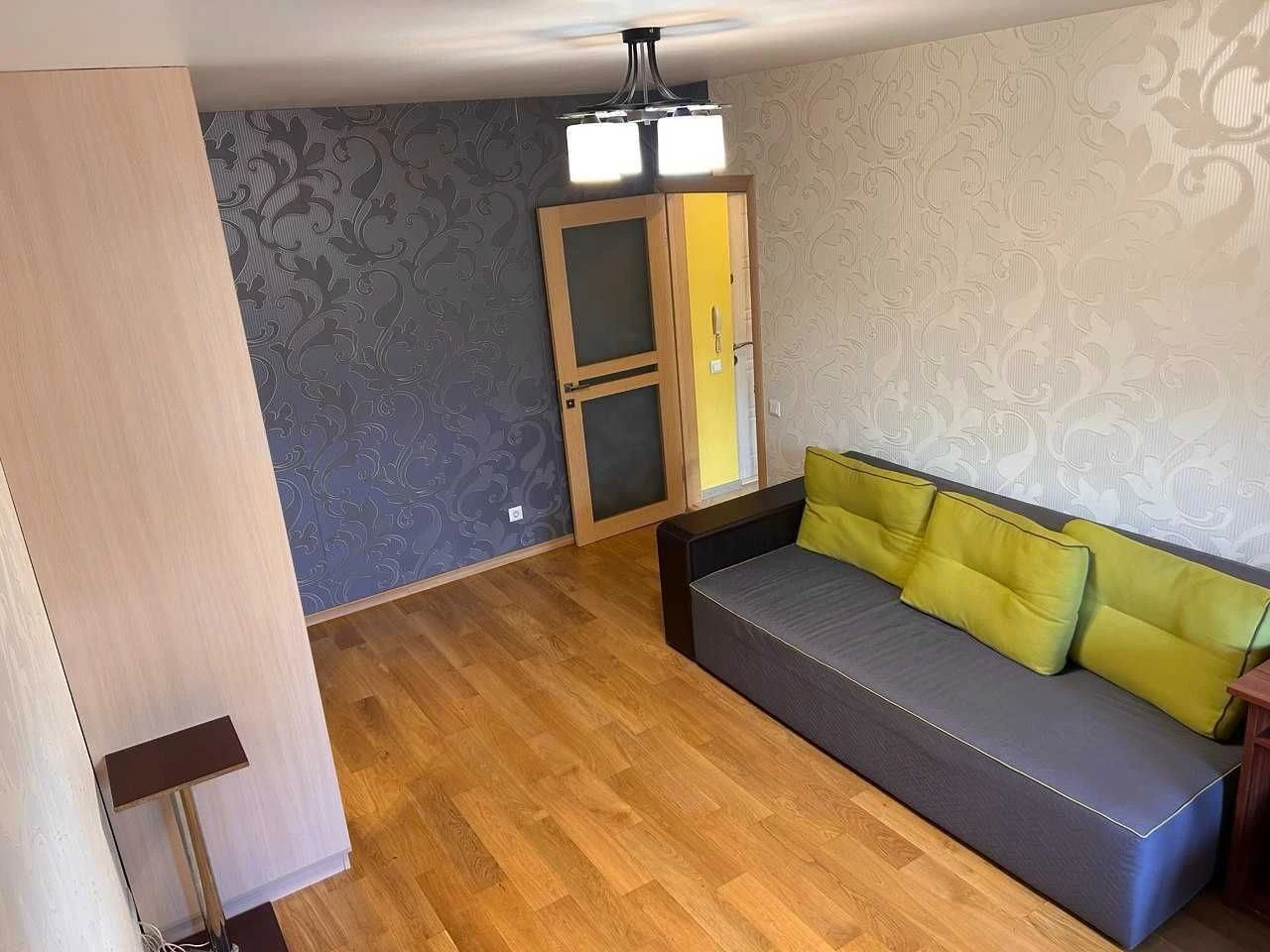 NO COMMISSION! One-bedroom apartment with neat renovation. Exit