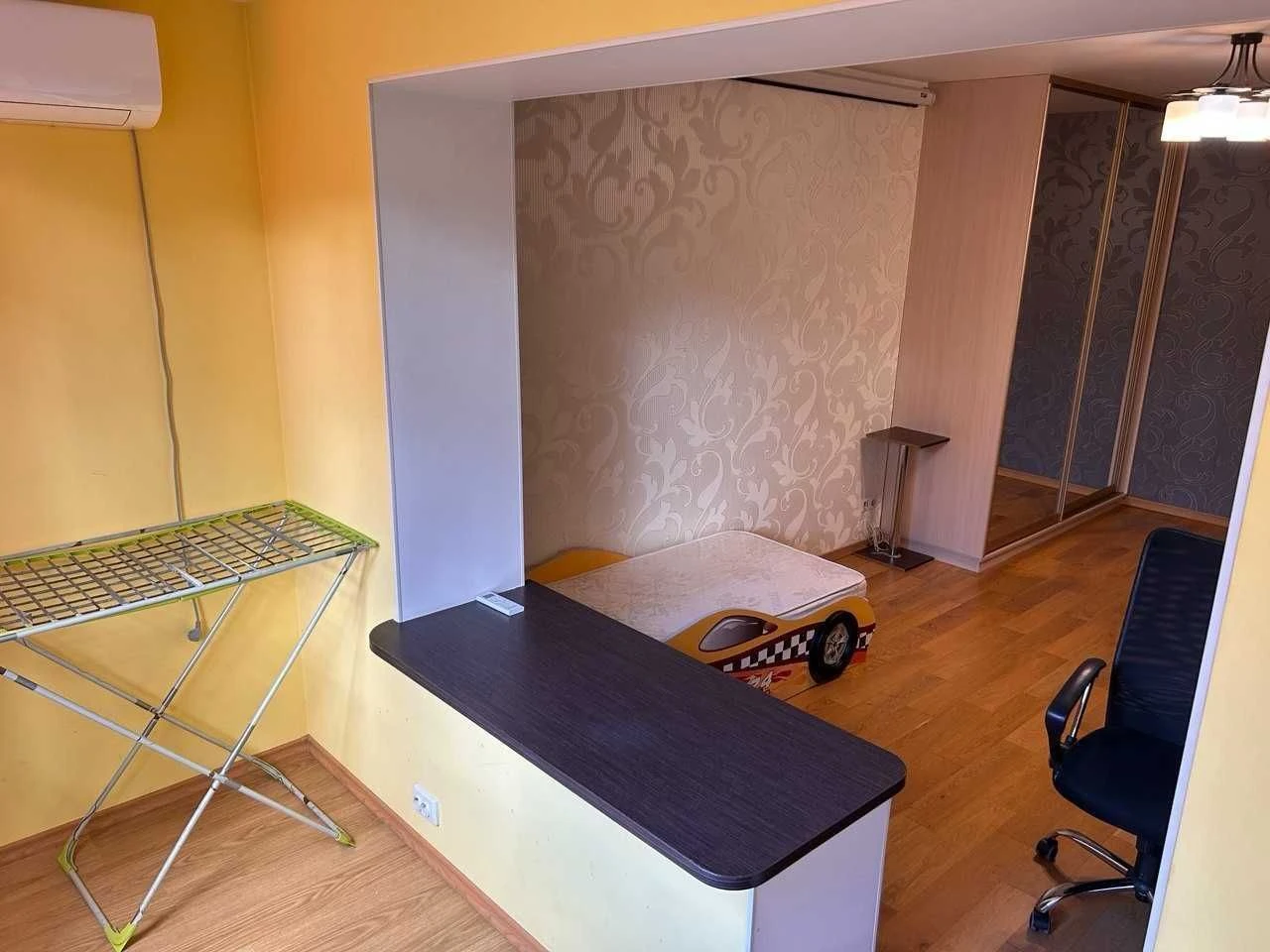 NO COMMISSION! One-bedroom apartment with neat renovation. Exit