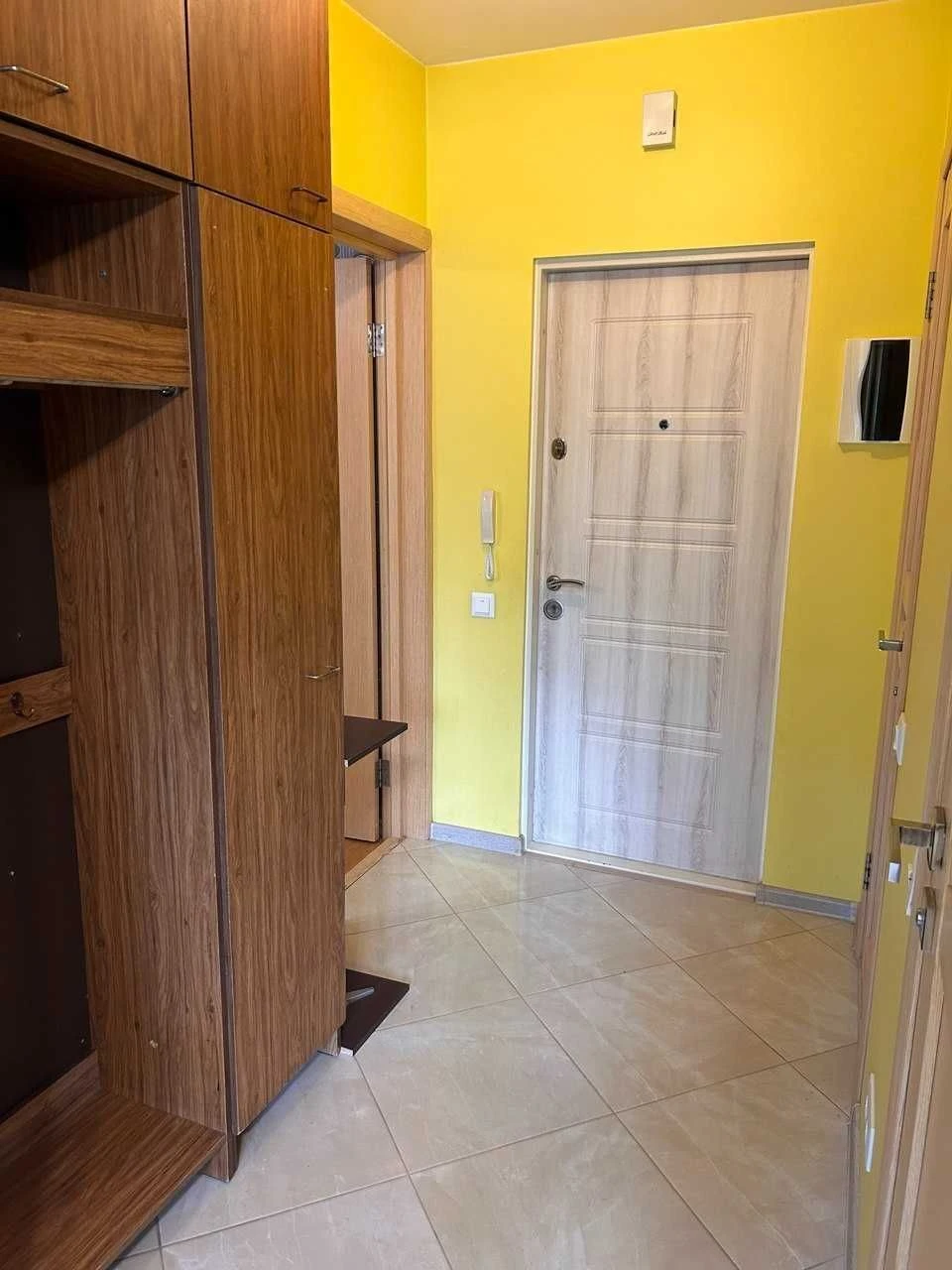 NO COMMISSION! One-bedroom apartment with neat renovation. Exit