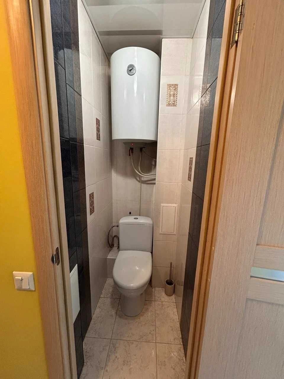 NO COMMISSION! One-bedroom apartment with neat renovation. Exit