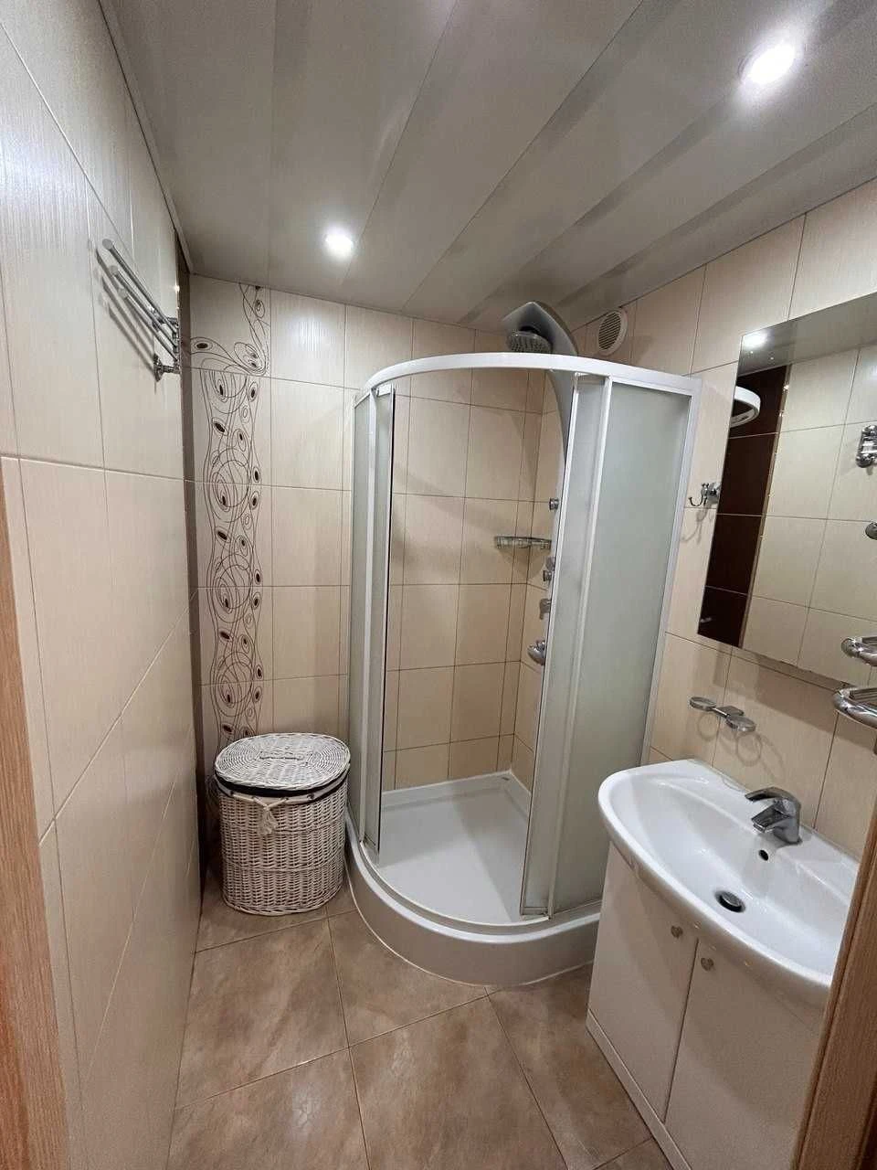 NO COMMISSION! One-bedroom apartment with neat renovation. Exit