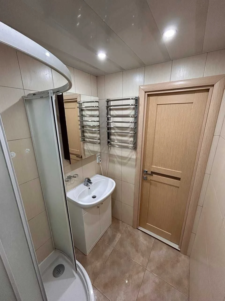 NO COMMISSION! One-bedroom apartment with neat renovation. Exit