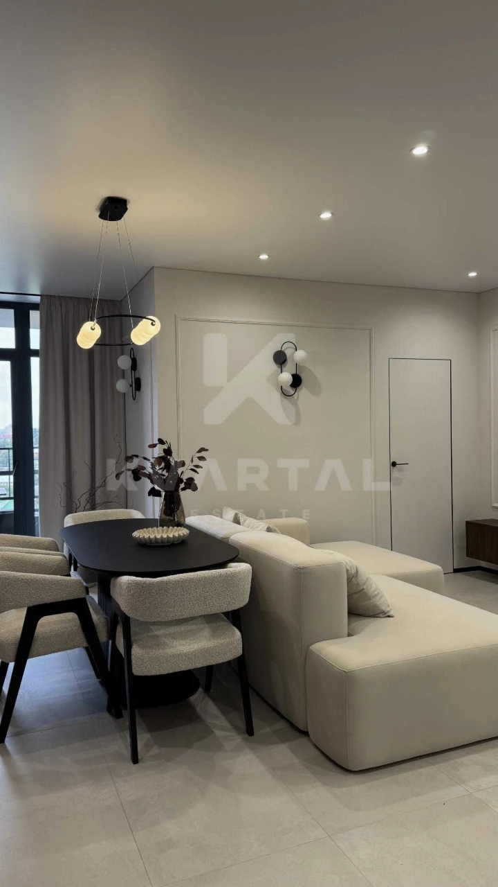 Three-bedroom apartment, designer renovation. Synergy City