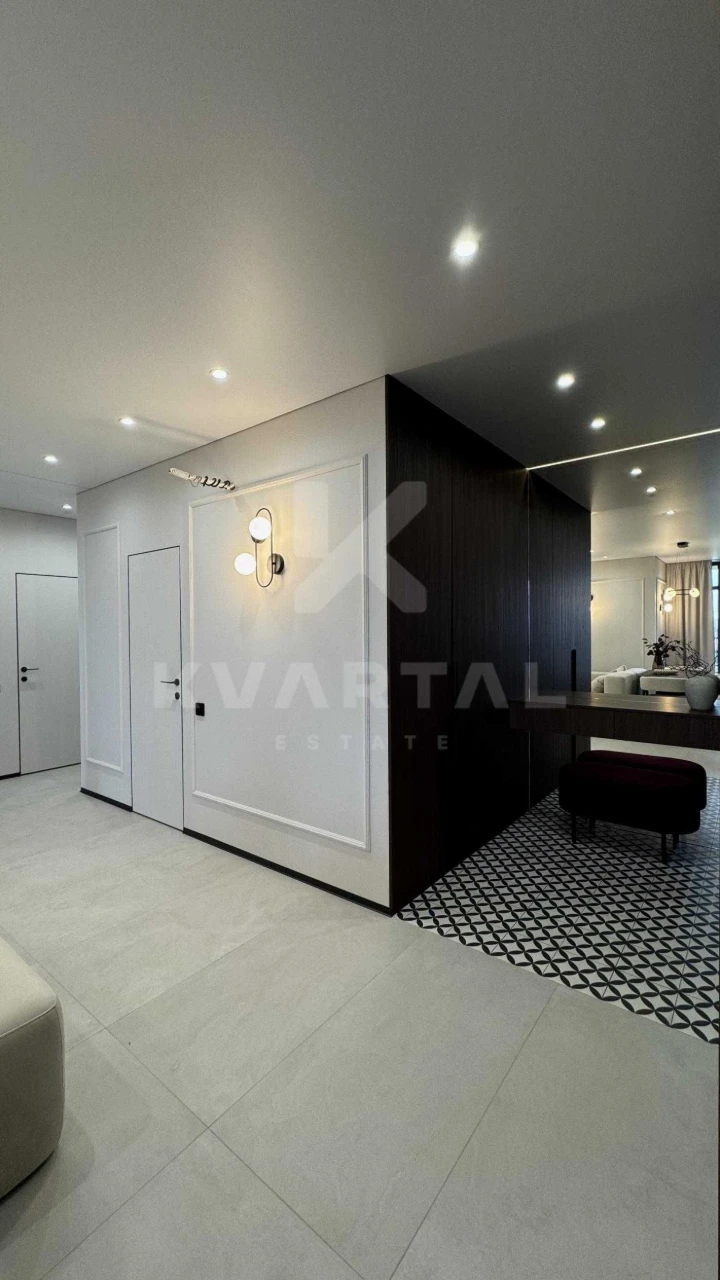 Three-bedroom apartment, designer renovation. Synergy City