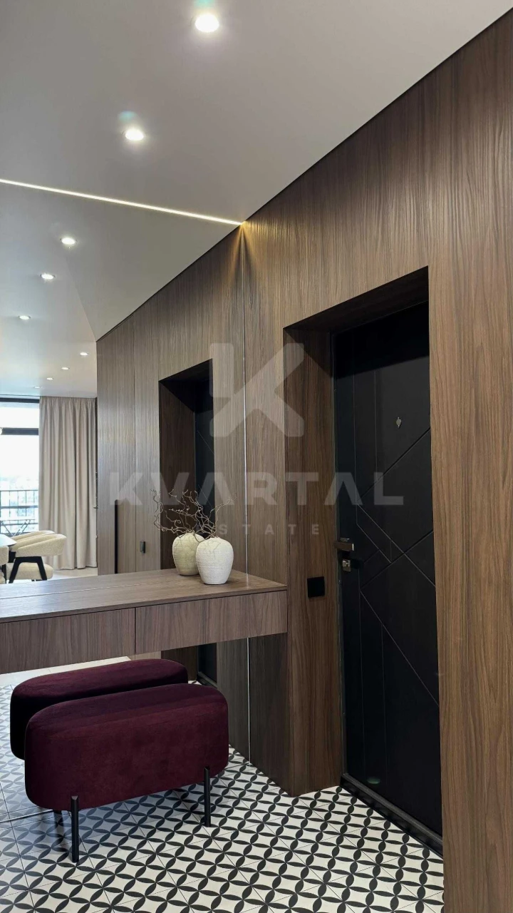 Three-bedroom apartment, designer renovation. Synergy City