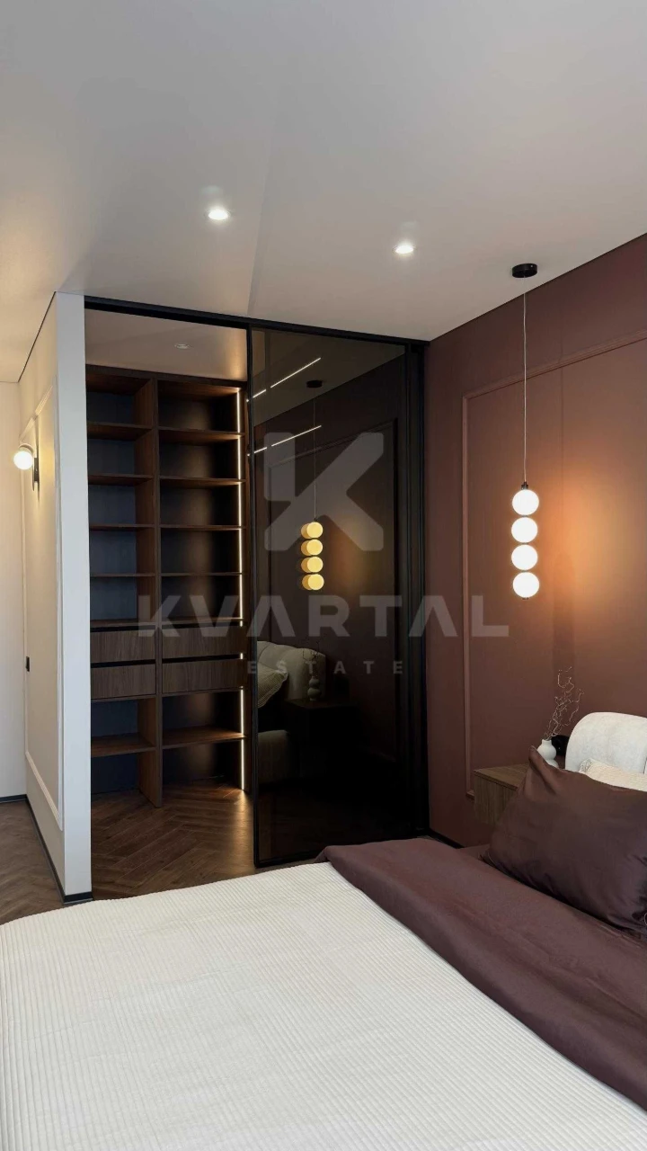 Three-bedroom apartment, designer renovation. Synergy City