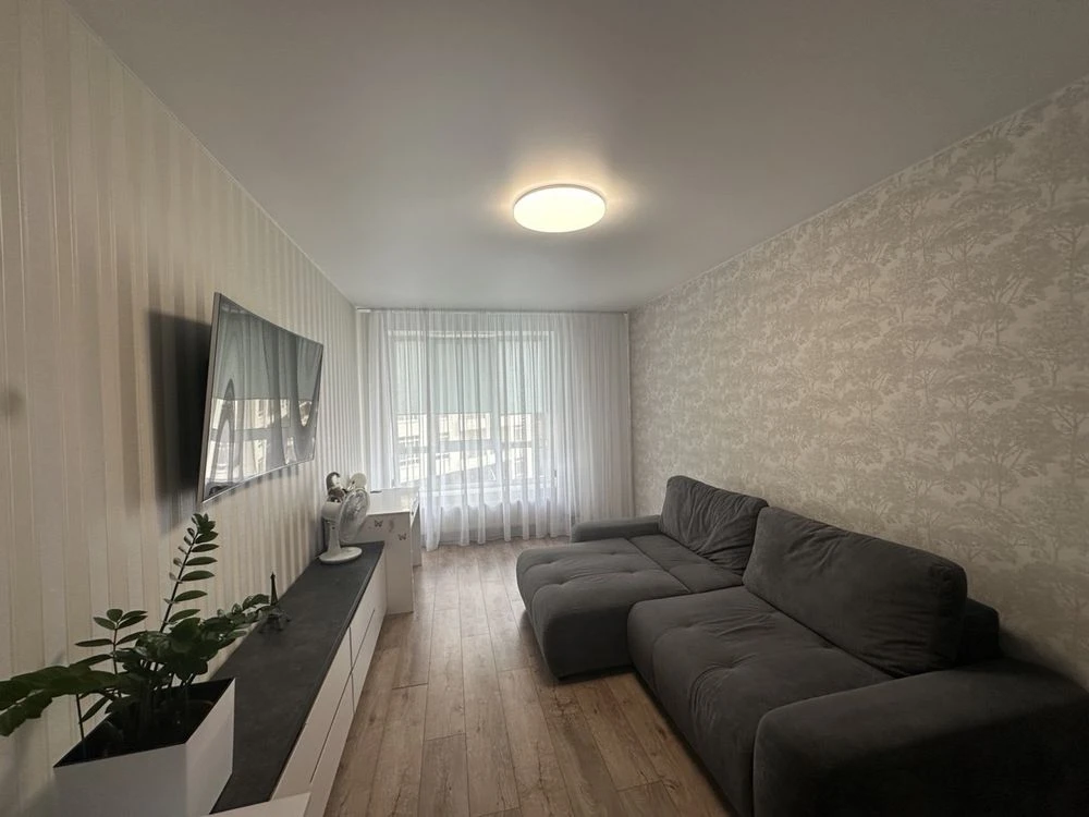 Two-room apartment with good renovation. 2 balconies. Minimal