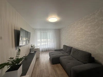 Two-room apartment with good renovation. 2 balconies. Minimal