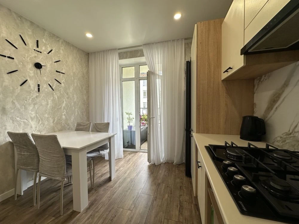 Two-room apartment with good renovation. 2 balconies. Minimal