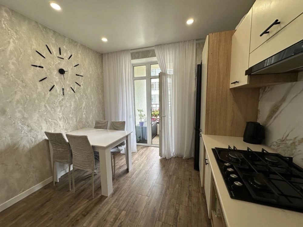 Two-room apartment with good renovation. 2 balconies. Minimal