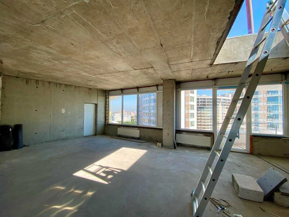 Two-level penthouse with a terrace in "Bely Parus" residential complex, Lyte street