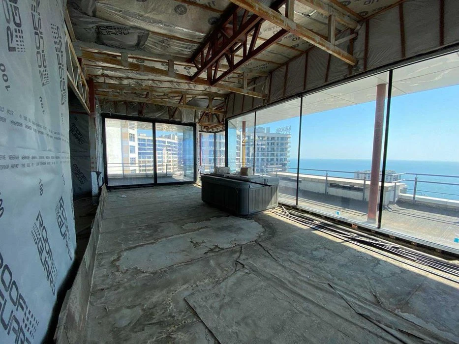 Two-level penthouse with a terrace in "Bely Parus" residential complex, Lyte street