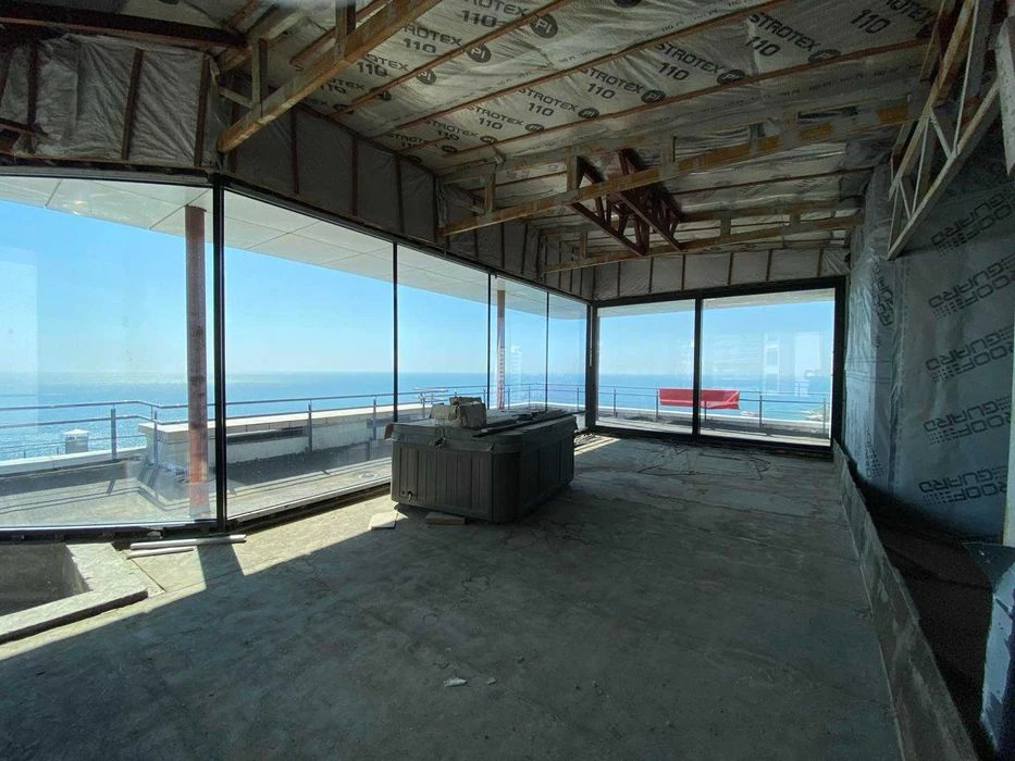 Two-level penthouse with a terrace in "Bely Parus" residential complex, Lyte street