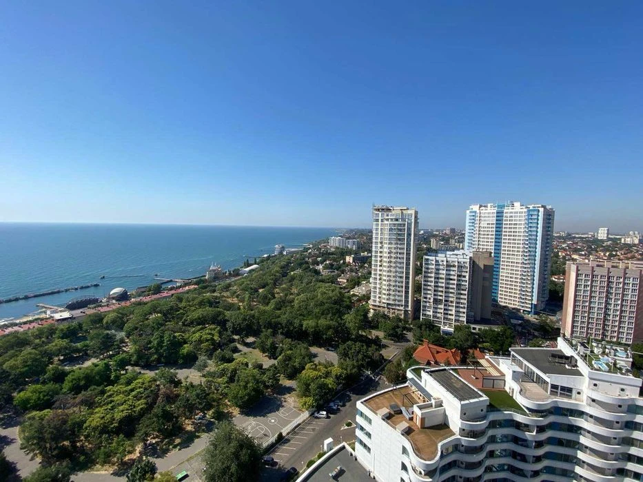 Two-level penthouse with a terrace in "Bely Parus" residential complex, Lyte street