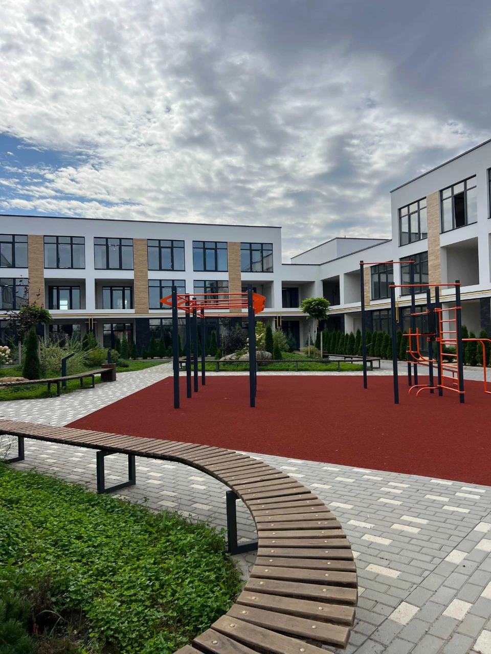 Тиша, ліс і закрита територія. Затишний ЖК Hugge Home Ірпінь