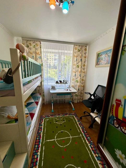 Large 3-room apartment for sale with storage room and possibility of