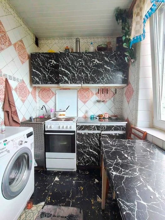 Two-bedroom apartment for sale at the price of a one-bedroom apartment in Saltovka, plus garage.