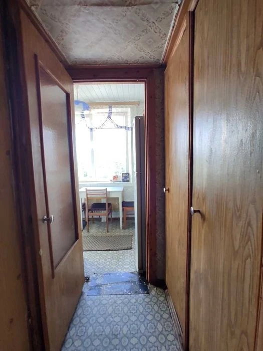 Two-bedroom apartment for sale at the price of a one-bedroom apartment in Saltovka, plus garage.