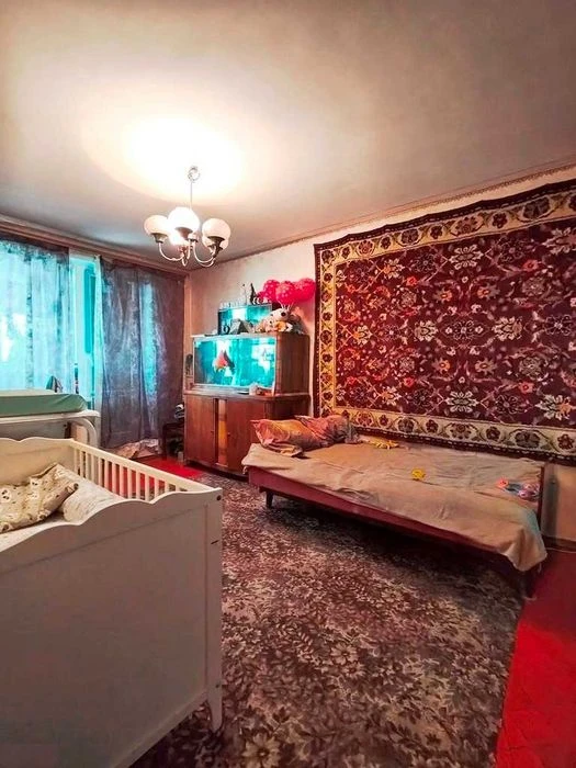 Two-bedroom apartment for sale at the price of a one-bedroom apartment in Saltovka, plus garage.