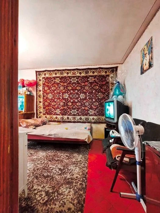 Two-bedroom apartment for sale at the price of a one-bedroom apartment in Saltovka, plus garage.