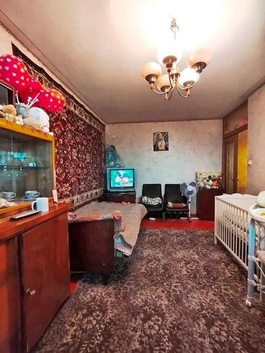 Two-bedroom apartment for sale at the price of a one-bedroom apartment in Saltovka, plus garage.