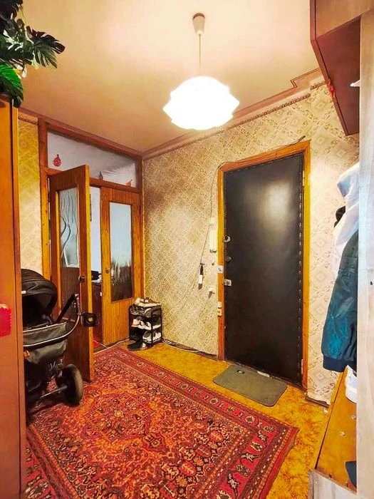 Two-bedroom apartment for sale at the price of a one-bedroom apartment in Saltovka, plus garage.