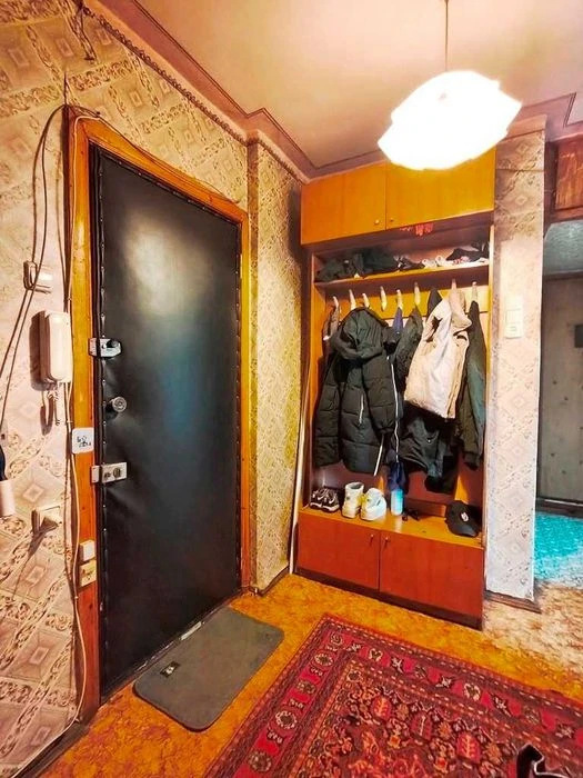 Two-bedroom apartment for sale at the price of a one-bedroom apartment in Saltovka, plus garage.