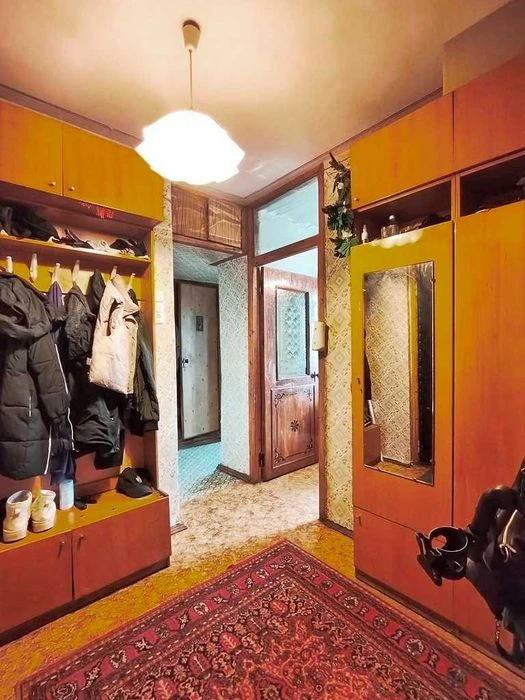 Two-bedroom apartment for sale at the price of a one-bedroom apartment in Saltovka, plus garage.
