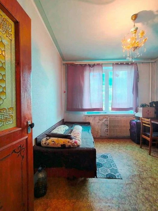 Two-bedroom apartment for sale at the price of a one-bedroom apartment in Saltovka, plus garage.