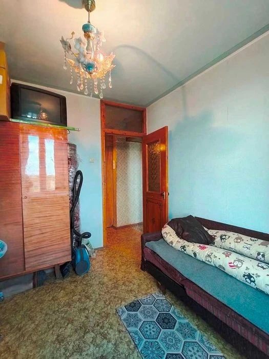 Two-bedroom apartment for sale at the price of a one-bedroom apartment in Saltovka, plus garage.