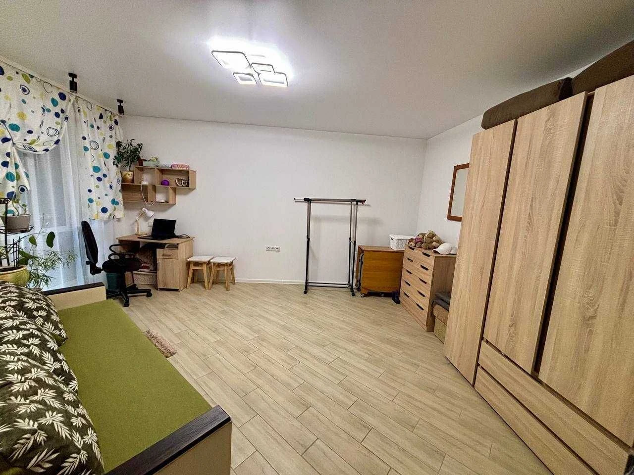 Продам однокімнатну квартиру з новим ремонтом та великою тер