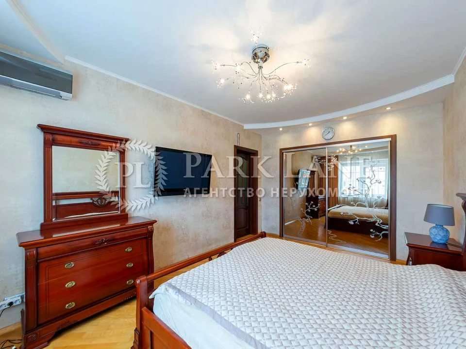 Apartment. Kyiv, Feodosiyskyi Avenue.