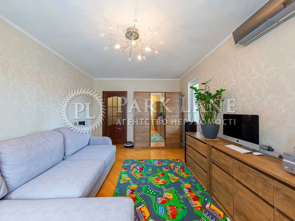 Apartment. Kyiv, Feodosiyskyi Avenue.