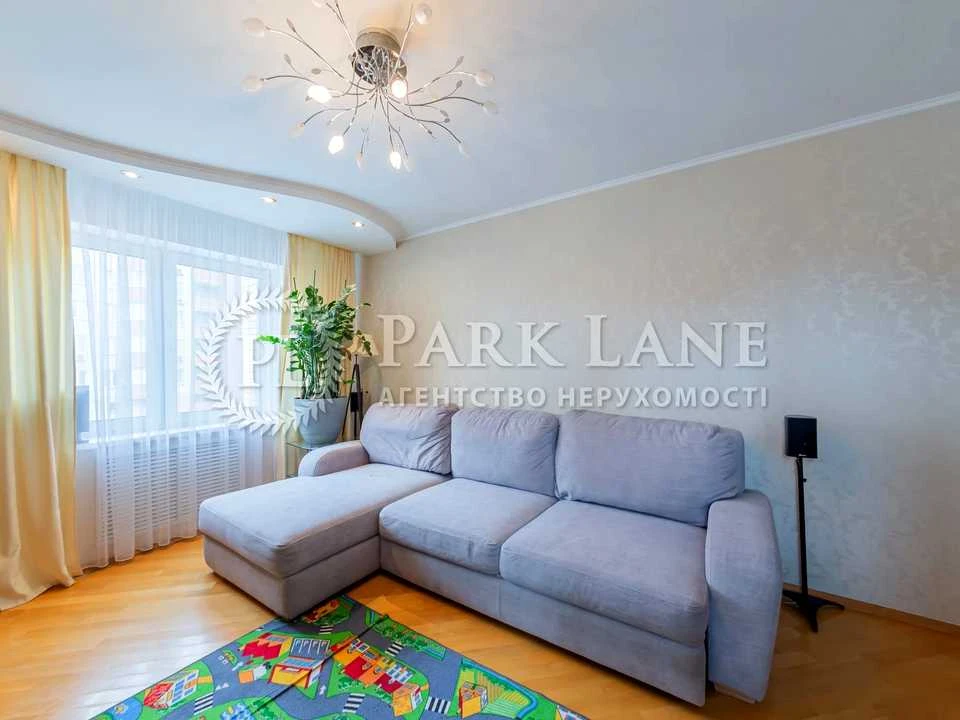 Apartment. Kyiv, Feodosiyskyi Avenue.