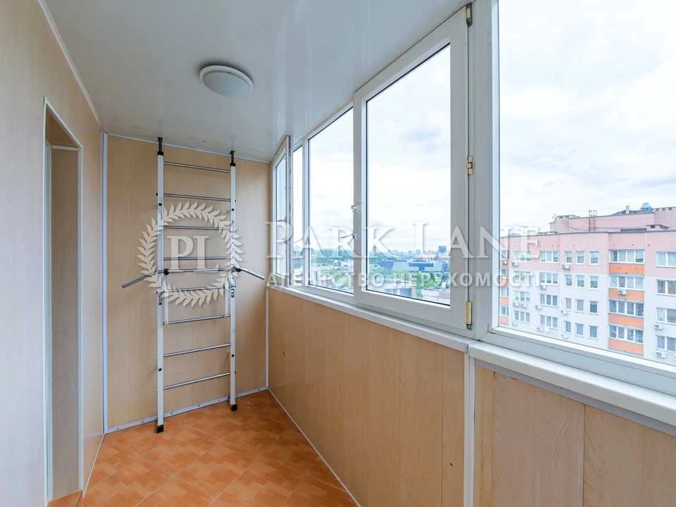 Apartment. Kyiv, Feodosiyskyi Avenue.