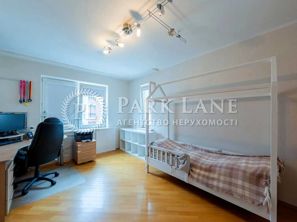 Apartment. Kyiv, Feodosiyskyi Avenue.